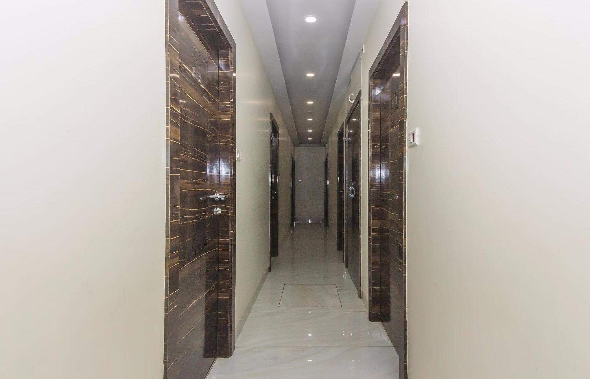 Capital O Hotel Pearl Near Us Embassy ムンバイ エクステリア 写真